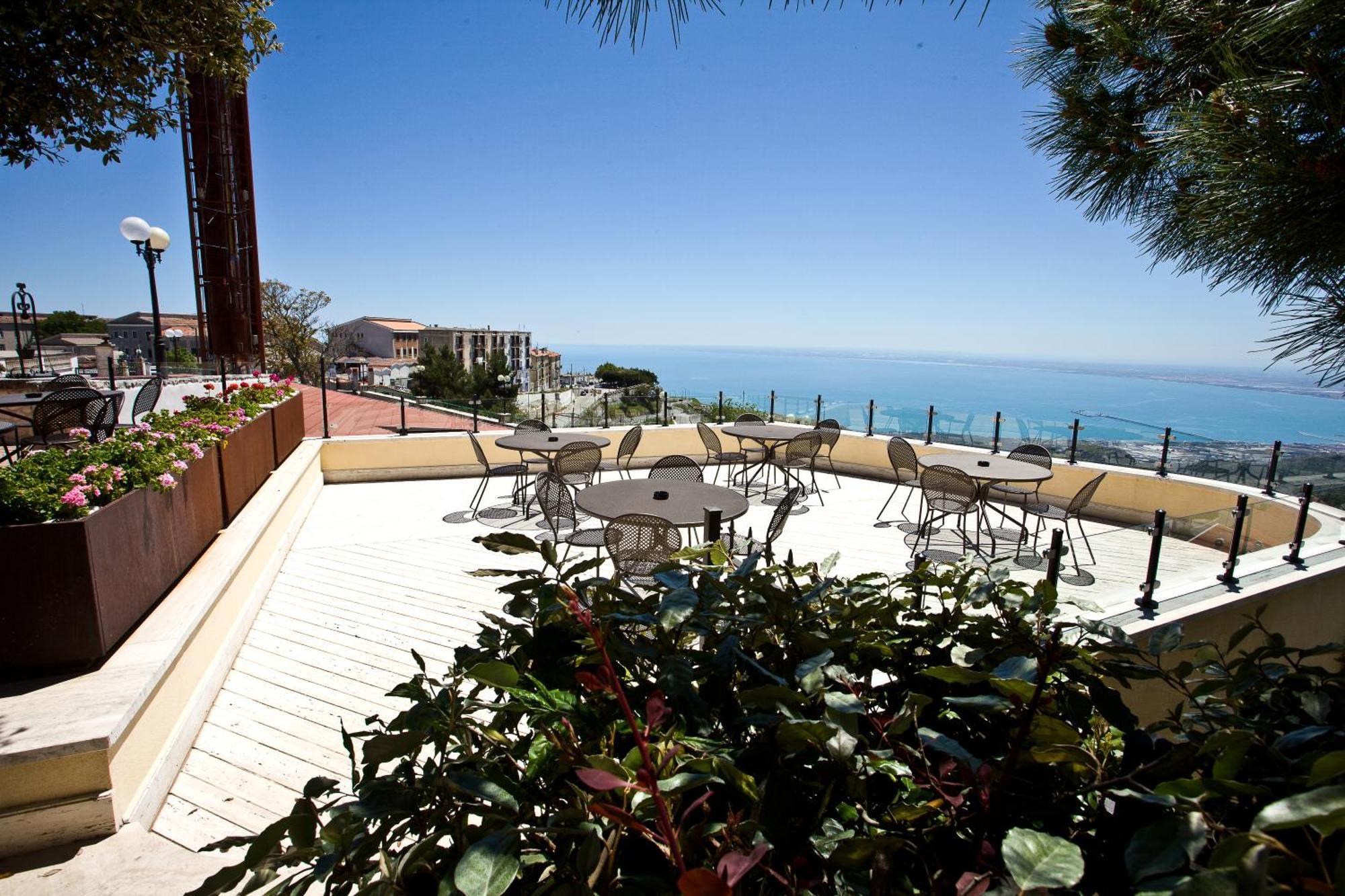 Hotel Relais Dei Normanni Monte SantʼAngelo Esterno foto