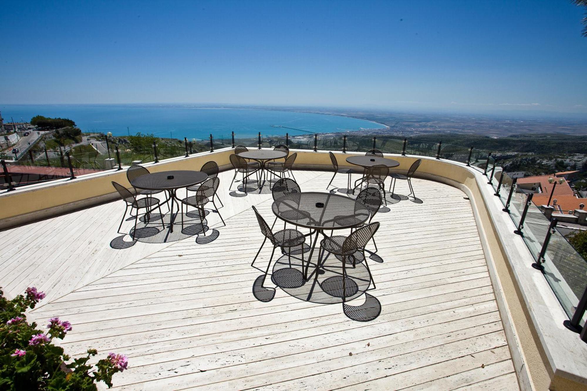Hotel Relais Dei Normanni Monte SantʼAngelo Esterno foto