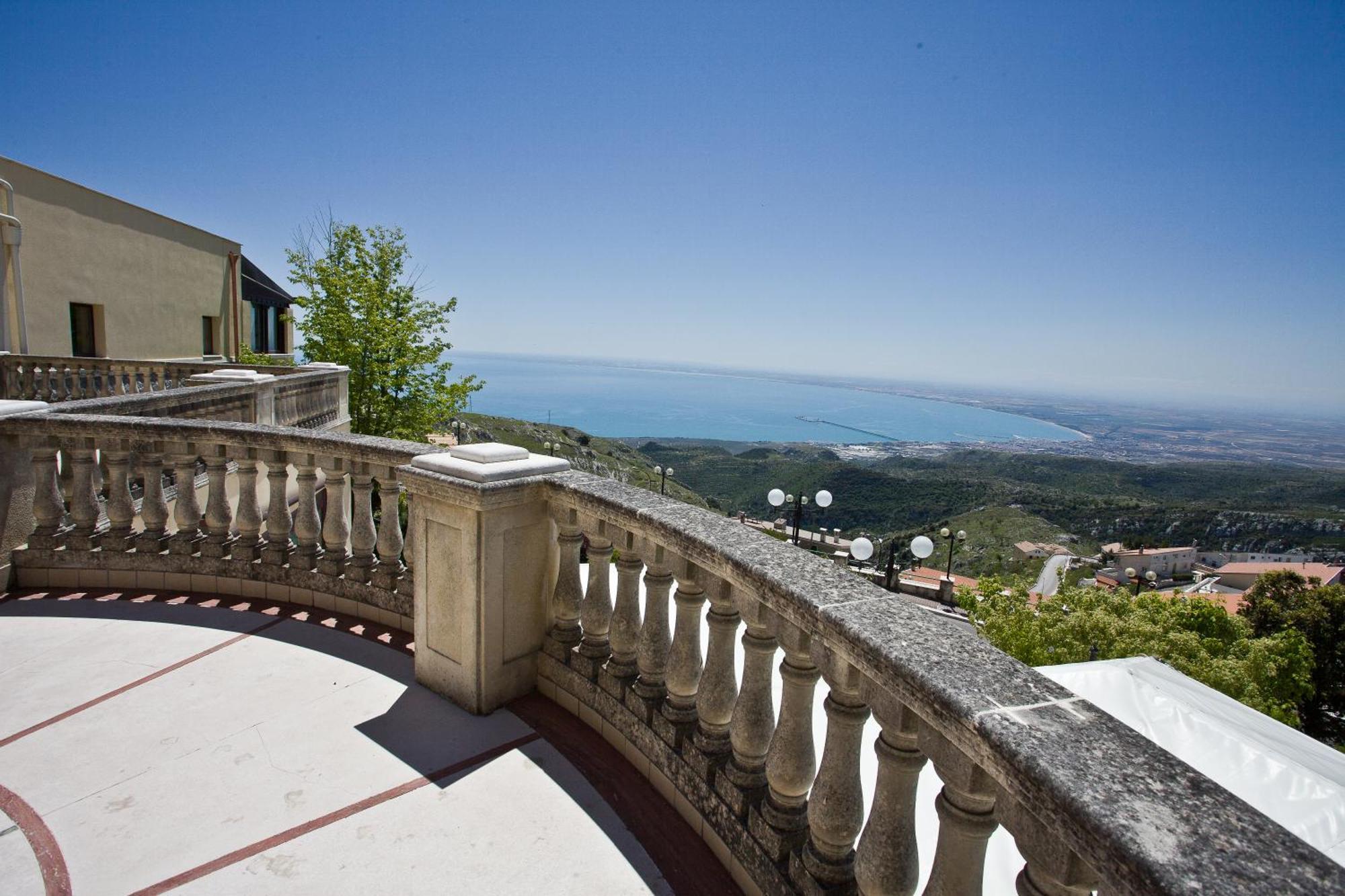 Hotel Relais Dei Normanni Monte SantʼAngelo Esterno foto