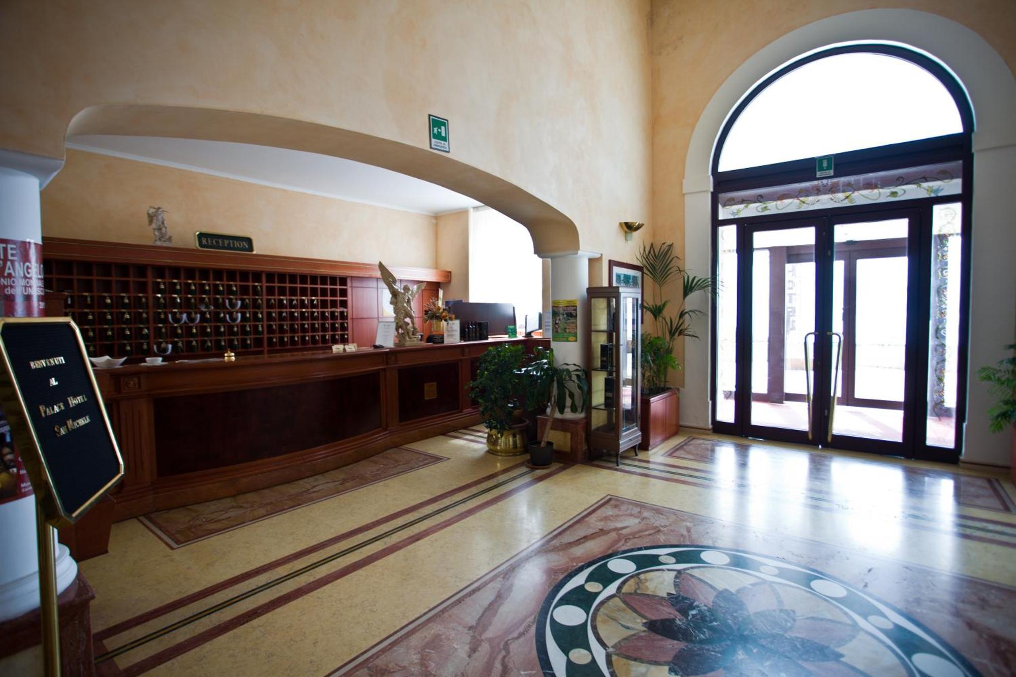 Hotel Relais Dei Normanni Monte SantʼAngelo Esterno foto