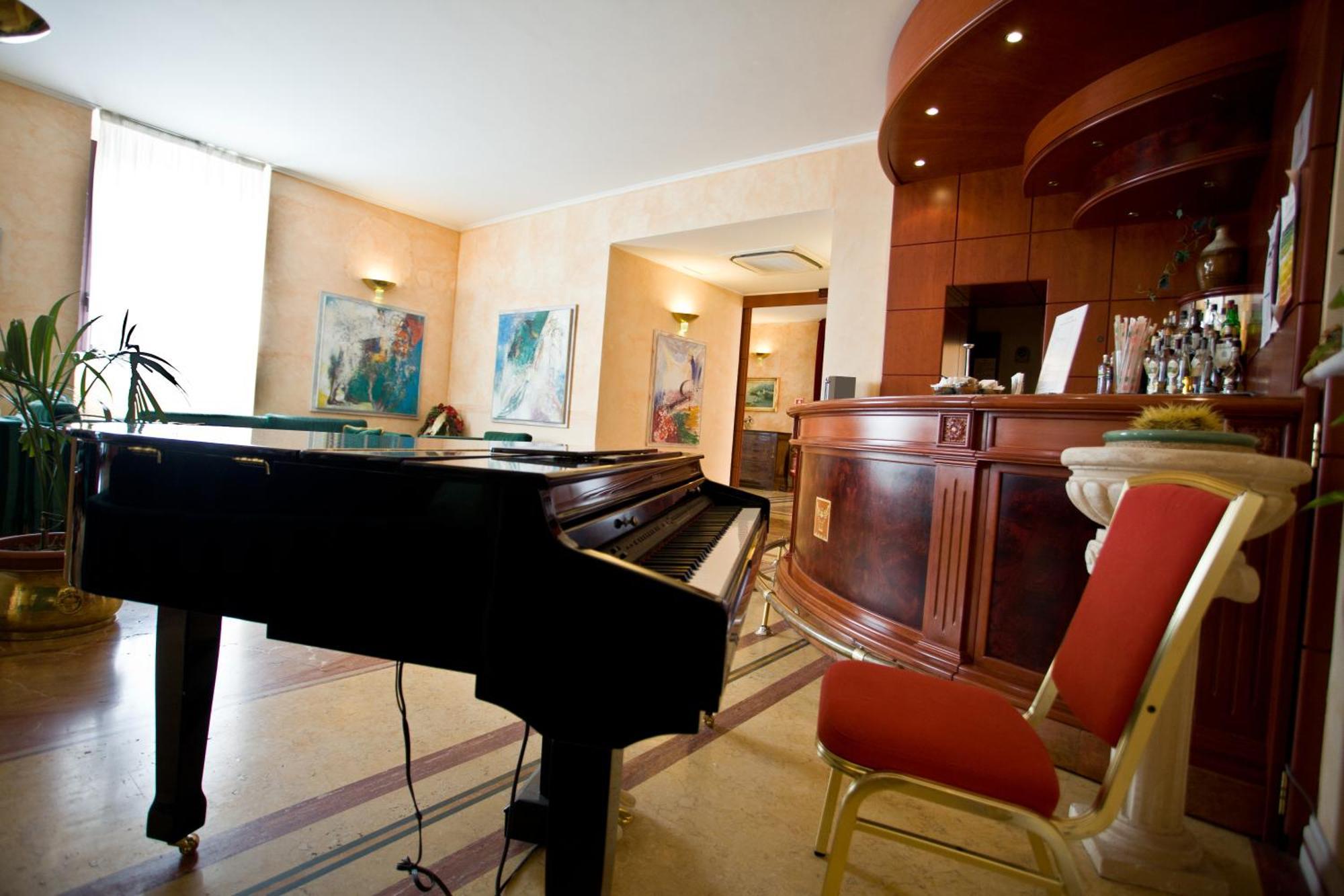 Hotel Relais Dei Normanni Monte SantʼAngelo Esterno foto