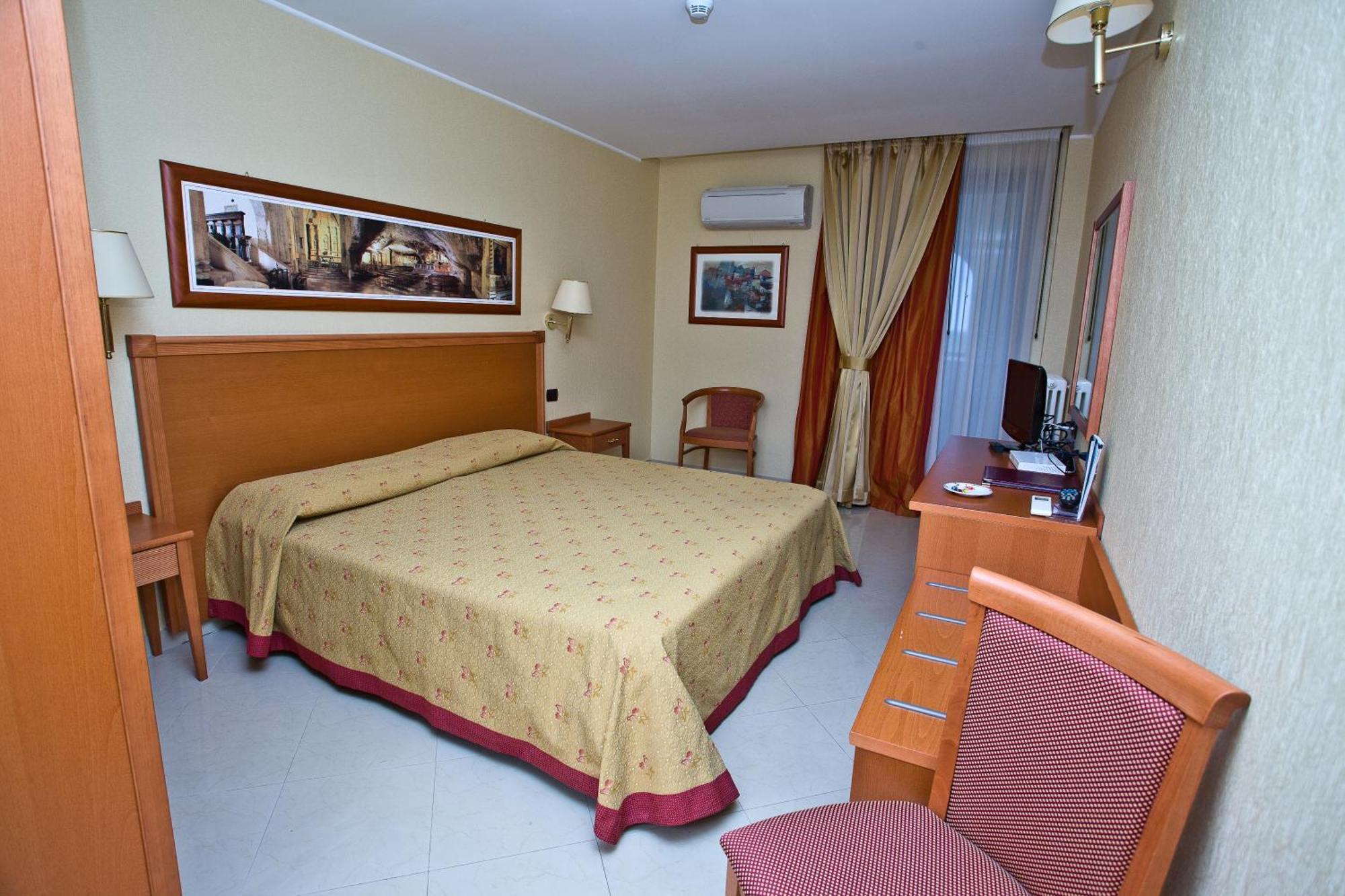 Hotel Relais Dei Normanni Monte SantʼAngelo Esterno foto