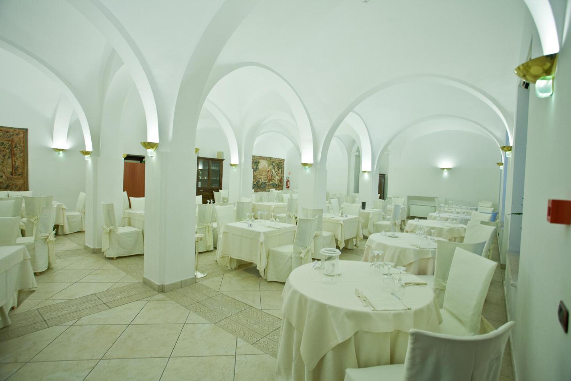 Hotel Relais Dei Normanni Monte SantʼAngelo Esterno foto