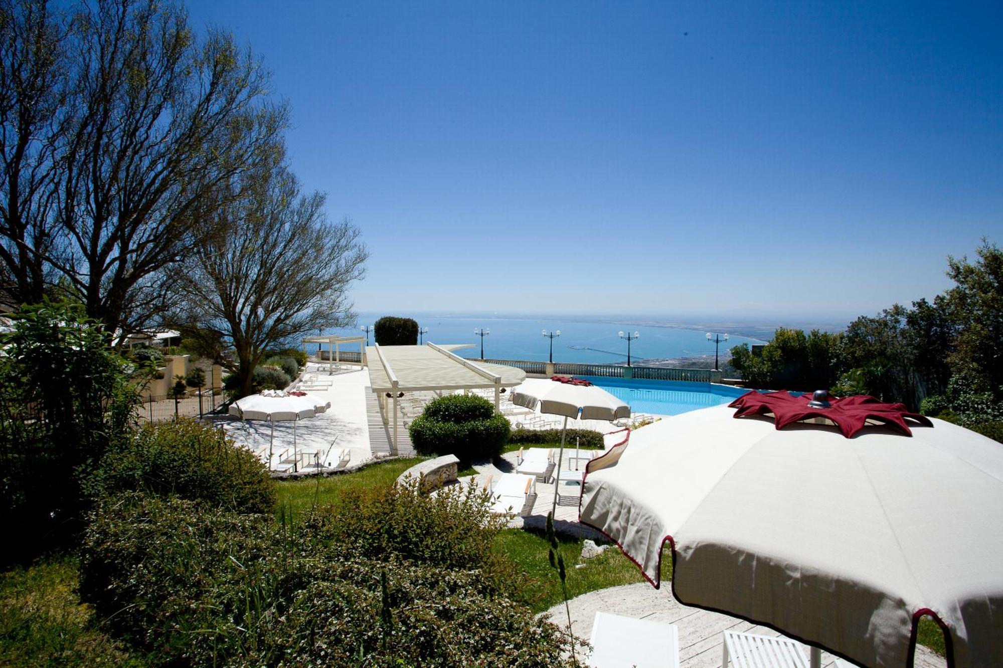 Hotel Relais Dei Normanni Monte SantʼAngelo Esterno foto