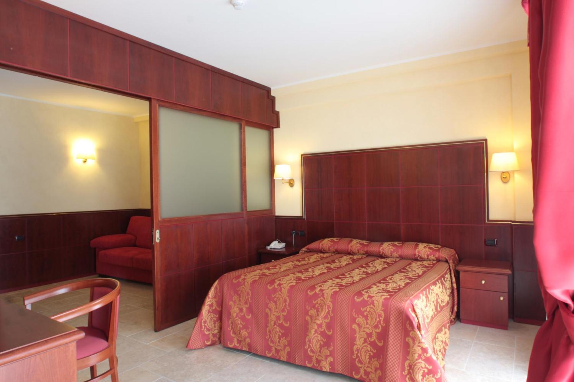 Hotel Relais Dei Normanni Monte SantʼAngelo Esterno foto
