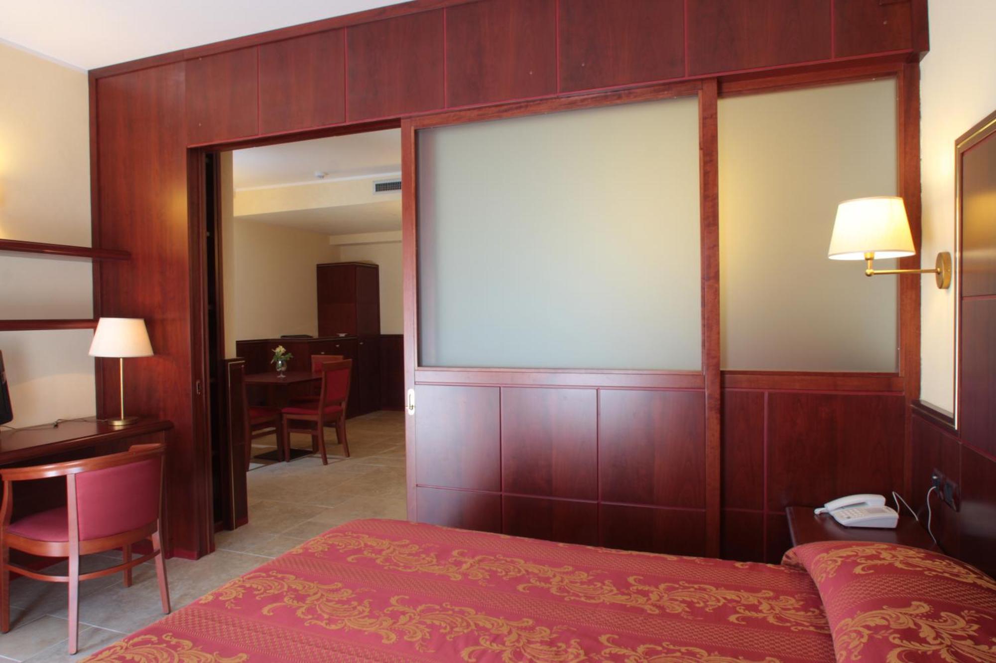 Hotel Relais Dei Normanni Monte SantʼAngelo Esterno foto