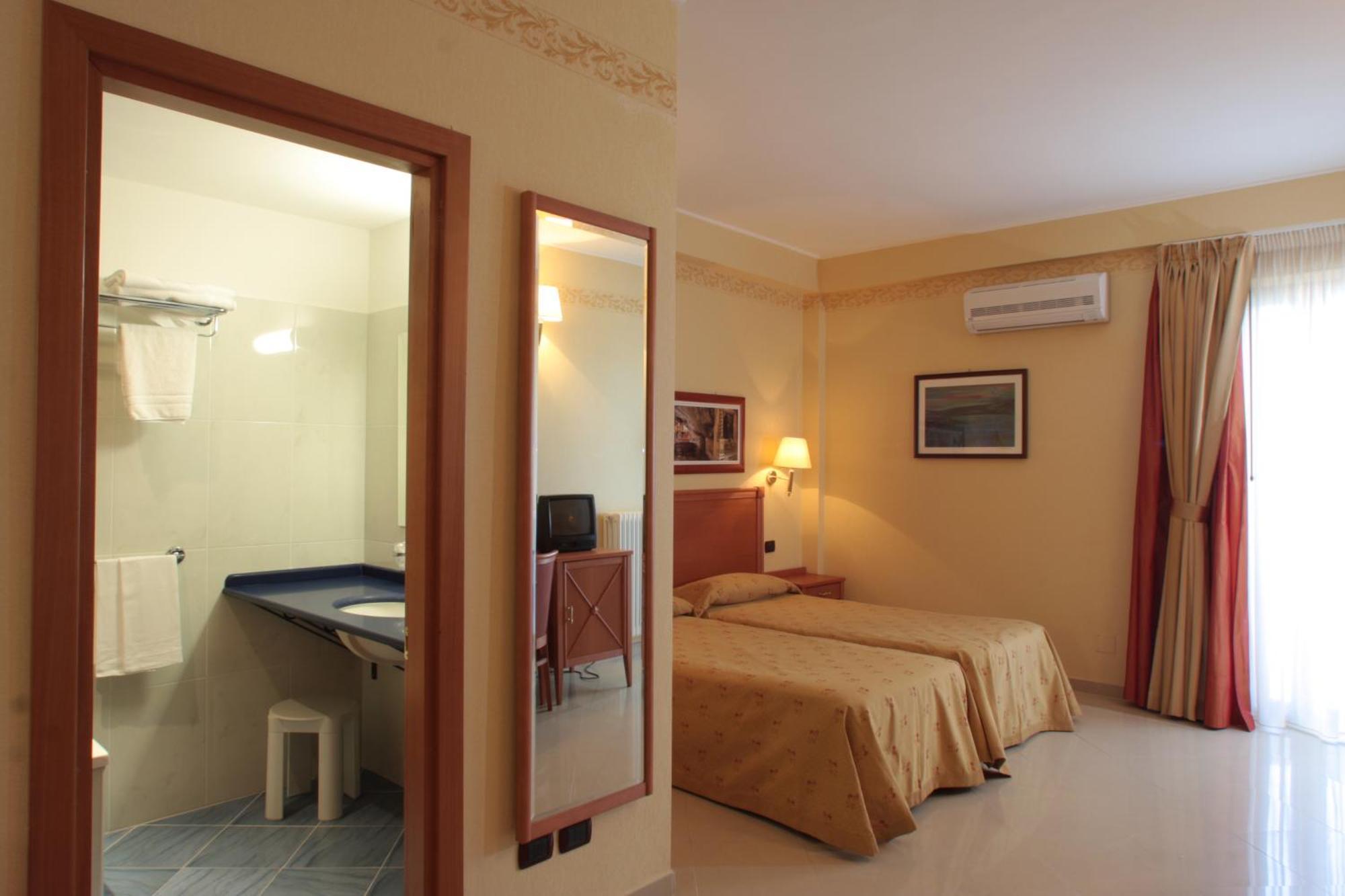 Hotel Relais Dei Normanni Monte SantʼAngelo Esterno foto