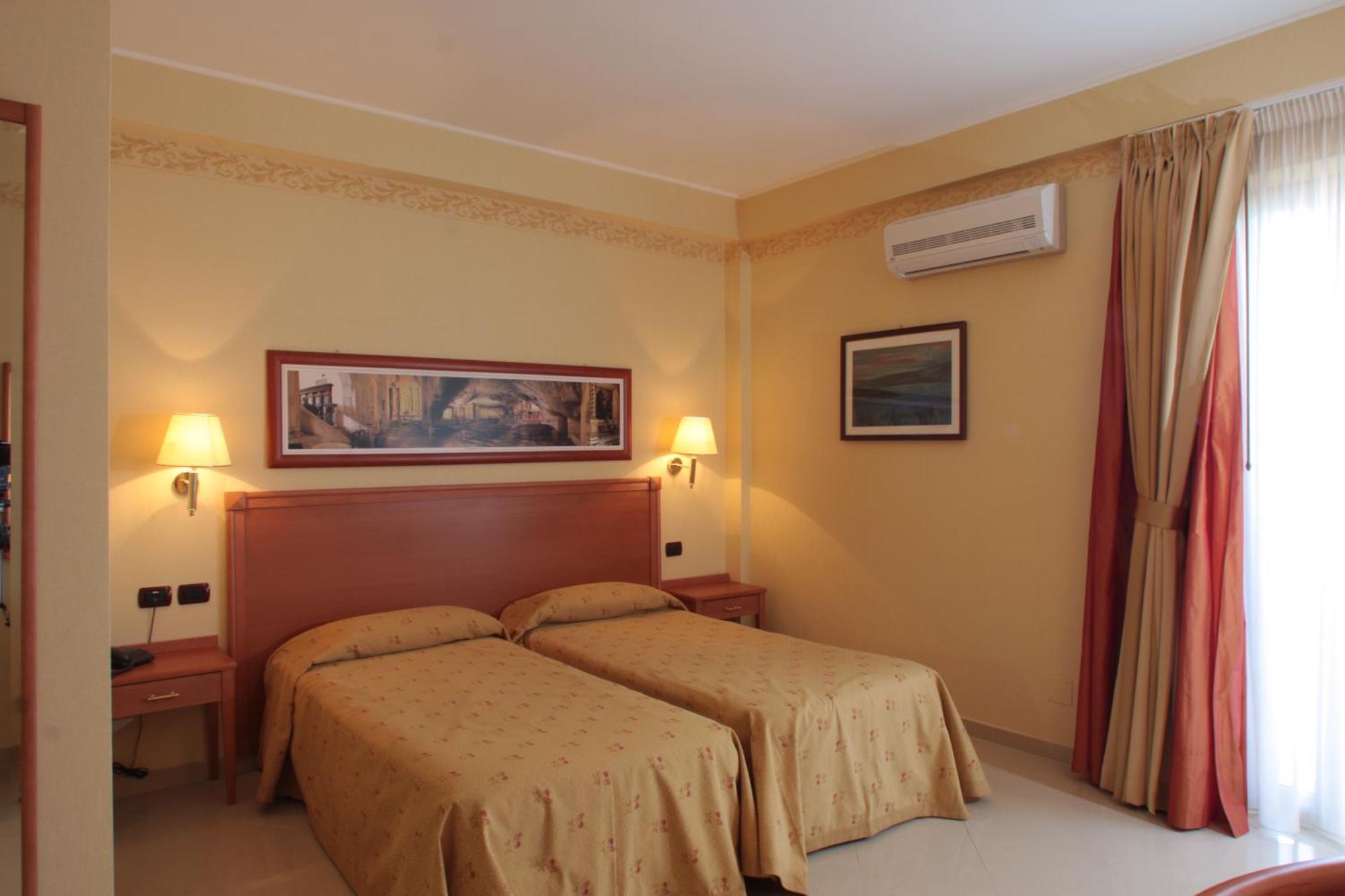 Hotel Relais Dei Normanni Monte SantʼAngelo Esterno foto