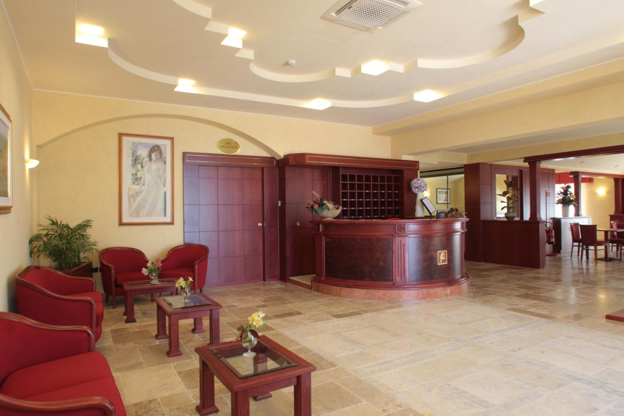 Hotel Relais Dei Normanni Monte SantʼAngelo Esterno foto